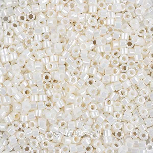 Бисер Treasures 11/0 #0122 Молочный/перламутровый
